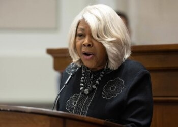 Agjentët federalë bastisin zyrën e senatores Louise Lucas në hetim për korrupsion, akuza për përplasje politike në SHBA