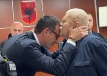 Akademiku Fuga: I sulemi Ndrenikës pse puthi Veliajn — e rrallë mbështetja e mikut pa pushtet