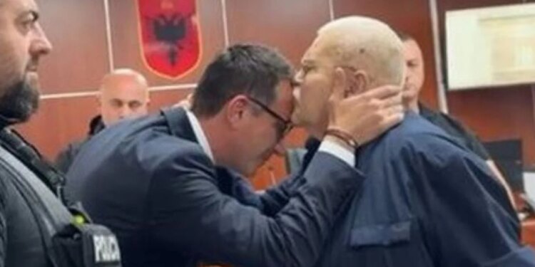 Akademiku Fuga: I sulemi Ndrenikës pse puthi Veliajn — e rrallë mbështetja e mikut pa pushtet