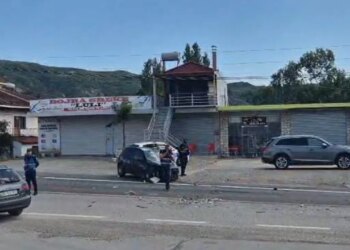 Aksident Elbasan-Peqin: kamion përplas makinën, tre të plagosur