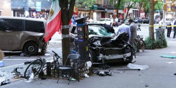 Aksident i rëndë në New York: makina humb kontrollin, përplas këmbësorët; dy viktima dhe tre të plagosur