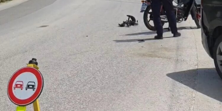 Aksident në Fier: makina përplaset me motorin, një i plagosur