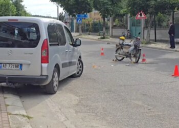 Aksident në aksin Fier–Roskovec: Makina përplas motorin, drejtuesi i motomjetit në gjendje të rëndë shëndetësore
