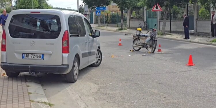 Aksident në aksin Fier–Roskovec: Makina përplas motorin, drejtuesi i motomjetit në gjendje të rëndë shëndetësore
