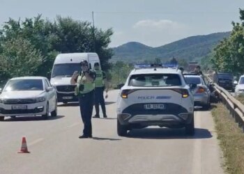 Aksident në aksin Lushnjë-Berat: makinë përplas motorin e turistëve, dy të lënduar