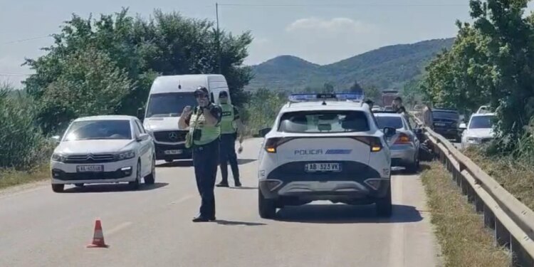 Aksident në aksin Lushnjë-Berat: makinë përplas motorin e turistëve, dy të lënduar