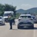 Aksident në aksin Lushnjë-Berat: makinë përplas motorin e turistëve, dy të lënduar