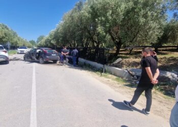 Aksident në aksin Panaja–Novoselë: shoferi humb kontrollin dhe përplaset me murin e banesës, plagoset rëndë