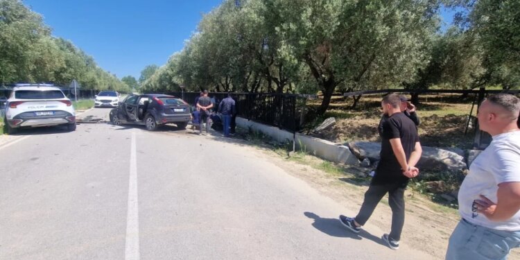 Aksident në aksin Panaja–Novoselë: shoferi humb kontrollin dhe përplaset me murin e banesës, plagoset rëndë