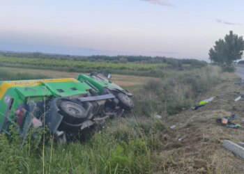 Aksident në fshatin Panaja të Vlorës: kamioni humb kontrollin dhe del nga rruga, raportohet vetëm dëme materiale