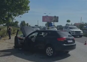 Aksident në rreth-rrotullimin e Kolonjës: makina del nga rruga dhe përplaset me pemën, plagoset një grua