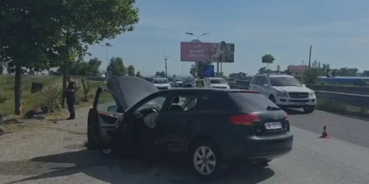 Aksident në rreth-rrotullimin e Kolonjës: makina del nga rruga dhe përplaset me pemën, plagoset një grua