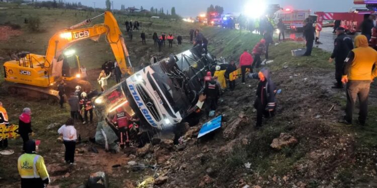 Aksident tragjik në Turqi: Autobusi del nga rruga dhe përmbyset, katër të vdekur dhe 15 të plagosur