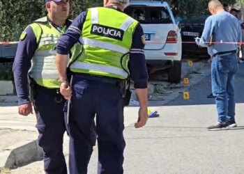 Aksidenti: dy fëmijë të vdekur, një i plagosur; policia: i mituri dërgohet në Traumë, arrestohet 57-vjeçari