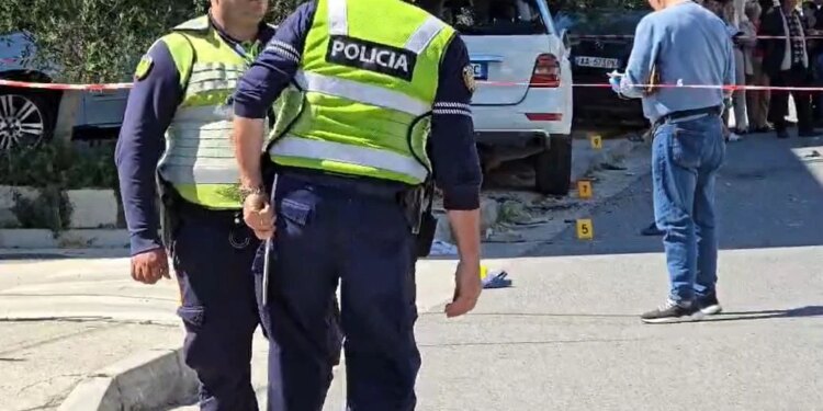 Aksidenti: dy fëmijë të vdekur, një i plagosur; policia: i mituri dërgohet në Traumë, arrestohet 57-vjeçari
