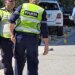 Aksidenti: dy fëmijë të vdekur, një i plagosur; policia: i mituri dërgohet në Traumë, arrestohet 57-vjeçari
