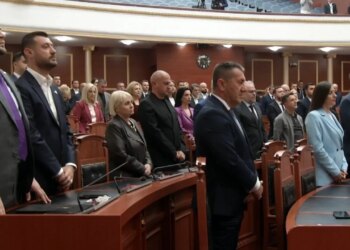 Aksidenti tragjik në Durrës: Seanca plenare nis me një minutë heshtje për dy të miturit, deputetët në lot