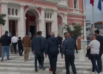 Aksionet e prishjeve në prag veror, bizneset mblidhen para Bashkisë së Vlorës dhe kërkojnë takim me kryetaren