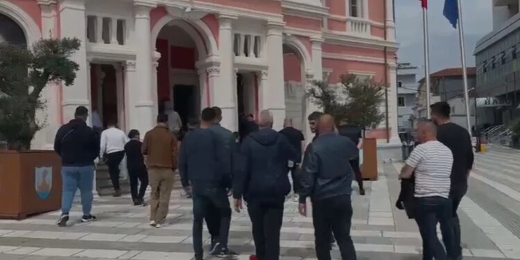 Aksionet e prishjeve në prag veror, bizneset mblidhen para Bashkisë së Vlorës dhe kërkojnë takim me kryetaren