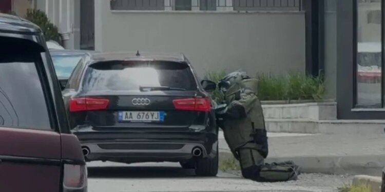 Alarm në Korçë: Lagjja 18 e rrethuar, policia kontrollon automjetin pas dyshimeve për eksploziv