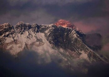 Alpinisti amerikan, 36-vjeçari, thyen rekordin botëror duke ngjitur Everestin në më pak se 10 orë