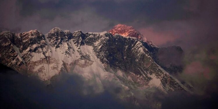 Alpinisti amerikan, 36-vjeçari, thyen rekordin botëror duke ngjitur Everestin në më pak se 10 orë