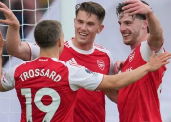 Arsenali mposht Fulham dhe i kalon presionin te Manchester City