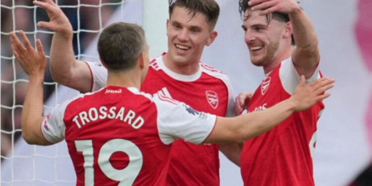 Arsenali mposht Fulham dhe i kalon presionin te Manchester City