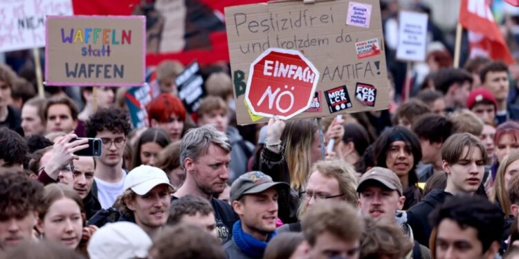 Arsim në vend të bombave — studentët në Gjermani protestojnë masivisht kundër rikthimit të shërbimit të detyrueshëm ushtarak
