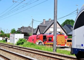 Autobuzi i shkollës përplaset me trenin e pasagjerëve në Belgjikë; disa viktima dhe shumë të plagosur