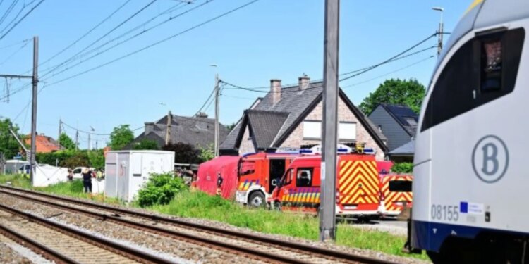 Autobuzi i shkollës përplaset me trenin e pasagjerëve në Belgjikë; disa viktima dhe shumë të plagosur