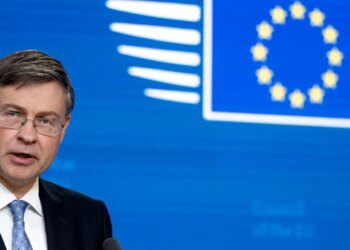BE kritikon SHBA për lehtësimin e sanksioneve ndaj naftës ruse, Brukseli thotë se Moska po përfiton nga lufta