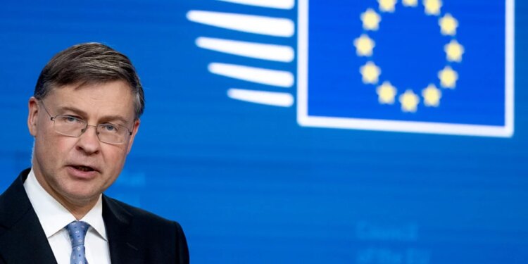 BE kritikon SHBA për lehtësimin e sanksioneve ndaj naftës ruse, Brukseli thotë se Moska po përfiton nga lufta