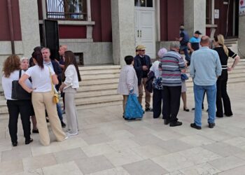 Banorët e Durrësit protestojnë për projektin TID, grumbullohen para bashkisë, të shqetësuar nga mungesa e informacionit