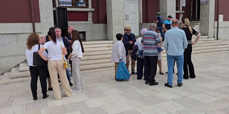 Banorët e Durrësit protestojnë për projektin TID, grumbullohen para bashkisë, të shqetësuar nga mungesa e informacionit