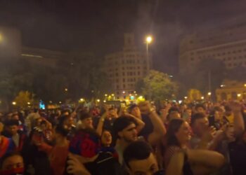 Barcelona, kampione e La Liga: Mijëra katalanas festojnë në shesh me Balde dhe Casado (VIDEO)