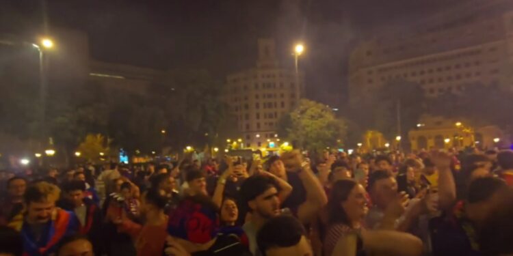 Barcelona, kampione e La Liga: Mijëra katalanas festojnë në shesh me Balde dhe Casado (VIDEO)