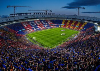 Barcelona kampione e Spanjës, katalanasit gjunjëzojnë Real Madridin dhe festojnë titullin para rivalëve