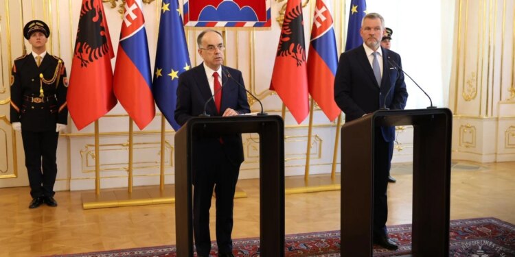 Begaj takim me homologun Peter Pellegrini në Sllovaki, mirënjohës për mbështetjen ndaj Shqipërisë për anëtarësimin në BE
