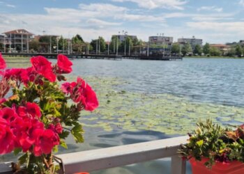 Belshi plot me turistë, të huajt vlerësojnë natyrën në pranverë, si dhe mikpritjen dhe traditat e zonës