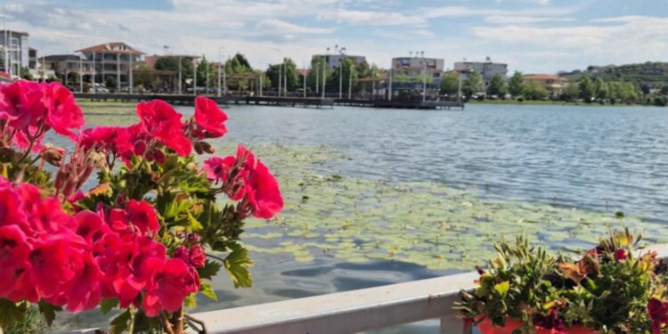 Belshi plot me turistë, të huajt vlerësojnë natyrën në pranverë, si dhe mikpritjen dhe traditat e zonës