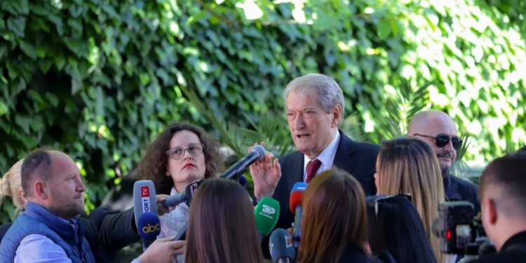 Berisha akuzon Dumanin: Deklaroi se bleu shtëpinë te Liqeni i Thatë me 390 €/m2, si kosto ndërtimi
