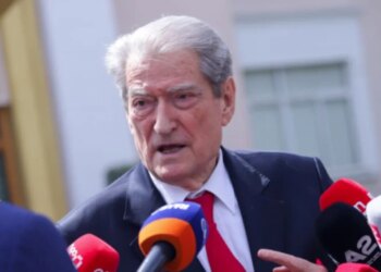 Berisha jashtë Kuvendit: Çdo shqiptar të paraqitet në protestë; kundërshtari nuk do mësojë skenarin tonë online