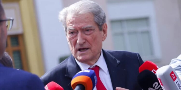 Berisha jashtë Kuvendit: Çdo shqiptar të paraqitet në protestë; kundërshtari nuk do mësojë skenarin tonë online