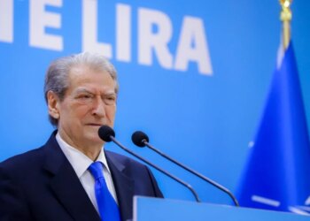 Berisha rendit lajm pro-Qeverisë: shitjen e tokës te huajt dhe rritjen e naftës; metodologjia dëshpëruese bën gazetarinë kronometër