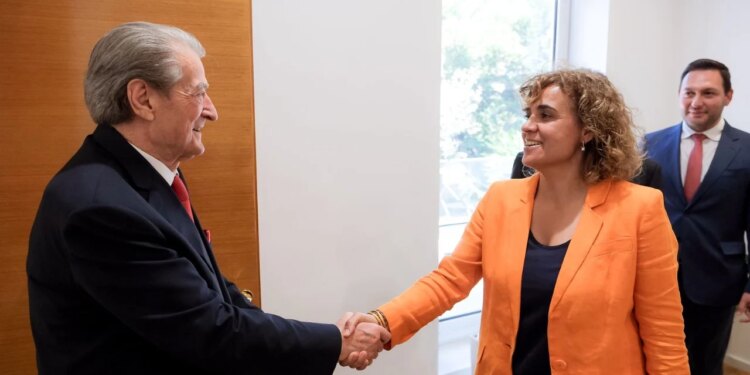 Berisha rikonfirmuar kryetar i PD-së; takim me Sekretaren e Përgjithshme të PPE-së: Shqiptarët meritojnë integrimin në BE, por…