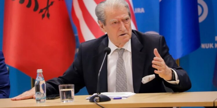 Berisha zbulon pjesë nga procesverbali për shoqërimin e shtetasve të huaj gjatë protestës: Inskenim i policisë