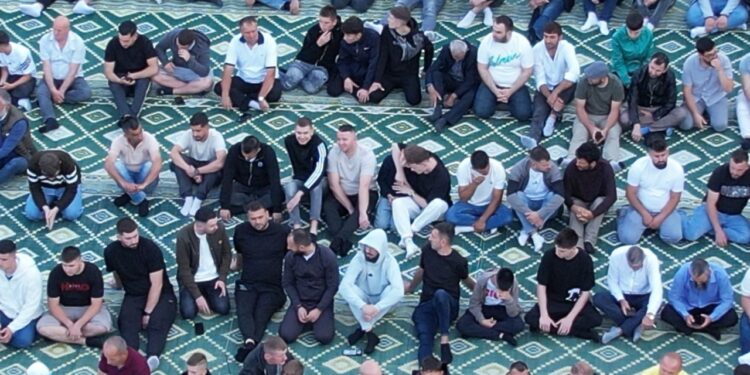 Besimtarët myslimanë në Lushnje festojnë Kurban Bajramin; myfti Gramos Blliku: Solidaritet, sakrifica dhe harmonia brenda komunitetit