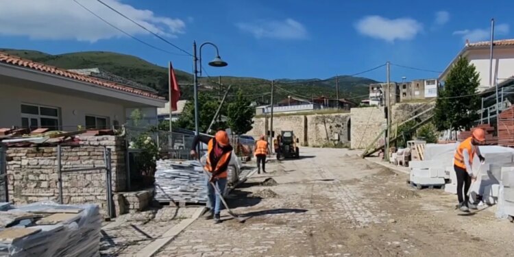 Beton mbi Kalanë e Tepelenës: Auron Tare alarmon — Greqia që shpalli armik Ali Pashën përfiton, ndërsa ne…