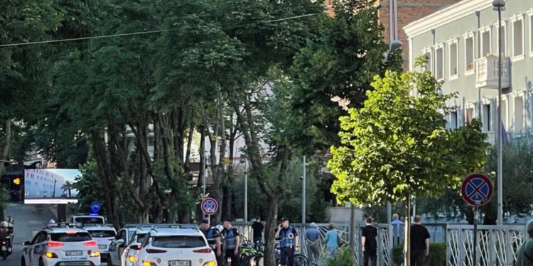 Bie zjarr në Drejtorinë e Policisë Tiranë, shkëndija elektrike i vë flakën sallës së network-ut
